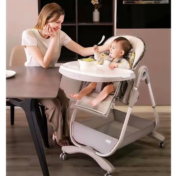 Baby high chair, comfortable sitting posture while feeding or entertaining your infant